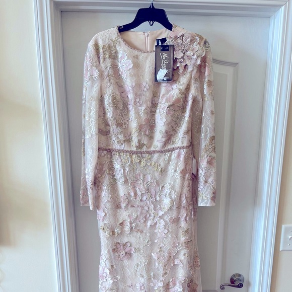 MAC DUGGAL
Floral Lace Gown - Picture 8 of 9